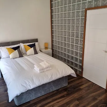 Modern And Spacious Two Bedroom Apartment Ipswich Exterior photo